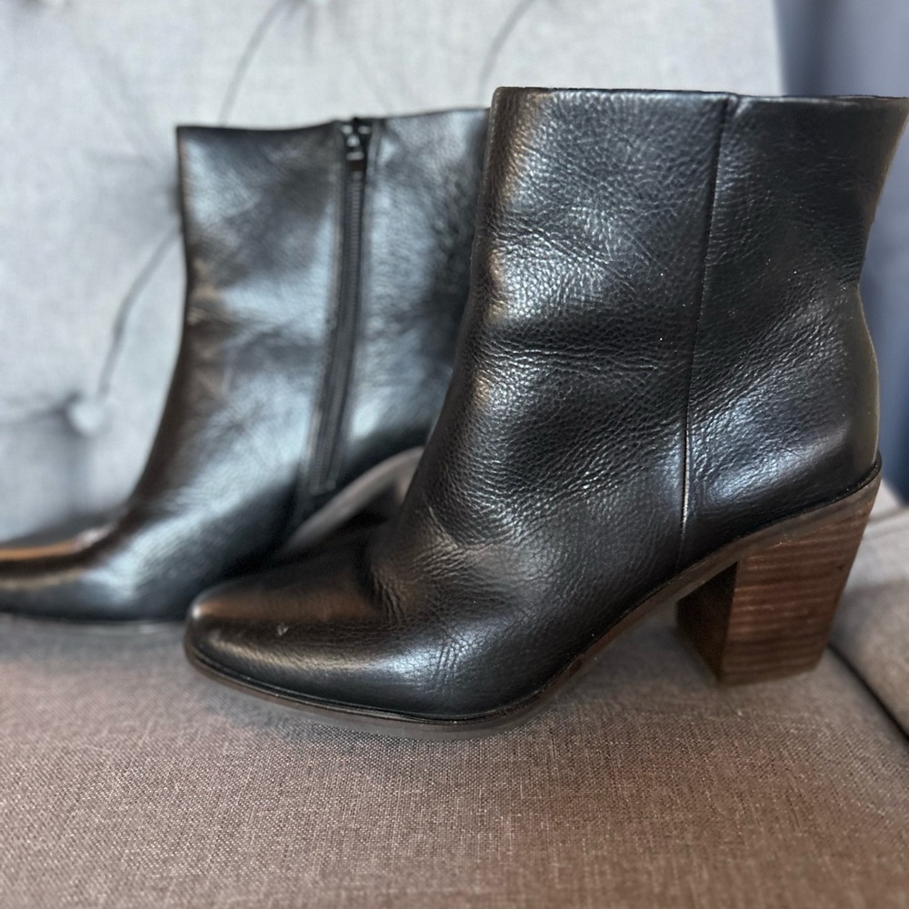 Lucky Brand size 8.5 black leather ankle boots. Zipper inside. Worn 3x